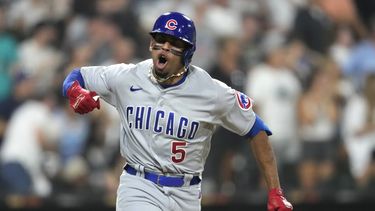 Christopher Morel, de los Carchorros de Chicago, celebra cerca de primera base su sencillo productor de dos carreras en contra del abridor de los Medias Blancas de Chicago, Lance Lynn, durante la quinta entrada del juego de béisbol, el miércoles 26 de julio de 2023, en Chicago. (AP Foto/Charles Rex Arbogast)