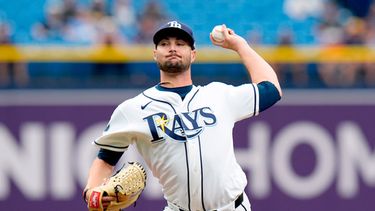Shane McClanahan, lanzador de ls Rays de Tampa Bay, trabaja durante la primera entrada del juego de béisbol de Grandes Ligas frente a los Azulejos de Toronto, el miércoles 6 de mayo de 2026, en San Petersburgo, Florida. (AP Foto/Chris OMeara)