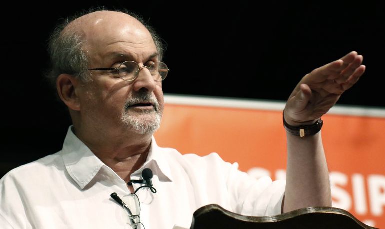 Salman Rushdie conectado a respirador artificial tras ataque