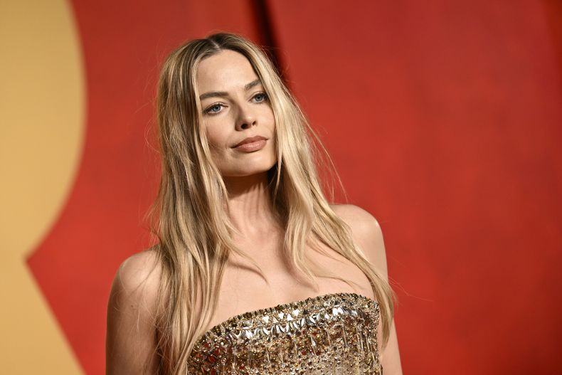 ARCHIVO - Margot Robbie llega a la fiesta de los Oscar de Vanity Fair, el 10 de marzo de 2024, en el Centro Wallis Annenberg para las Artes Escénicas en Beverly Hills, California. La productora y estrella de Barbie está haciendo una película de Monopoly, con Hasbro y Lionsgate, anunciaron las compañías el miércoles 10 de abril en la conferencia CinemaCon en Las Vegas. (Foto Evan Agostini/Invision/AP, archivo)
