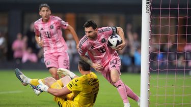 El argentino Lionel Messi, del Inter Miami, recoge el balón tras anotar ante el Atlético de San Luis, el miércoles 5 de agosto de 2026 (AP Foto/Rebecca Blackwell)