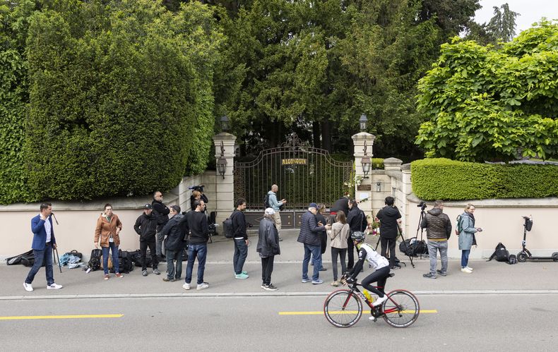 Medios fuera de la villa de la fallecida cantante y actriz Tina Turner en Küsnacht, Suiza, el jueves 25 de mayo de 2023. Turner murió el miércoles 24 de mayo de 2023 tras una larga enfermedad en su casa en Küsnacht cerca de Zúrich, Suiza. Tenía 83 años. (Foto AP/Arnd Wiegmann)