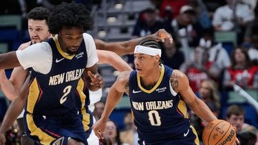 El guardia de los Pelicans de Nueva Orleans, Jeremiah Fears (0), avanza por la cancha contra los Kings de Sacramento durante la primera mitad de un partido de básquetbol de la NBA, el jueves 29 de octubre de 2026, en Nueva Orleans. (Foto AP/Gerald Herbert)