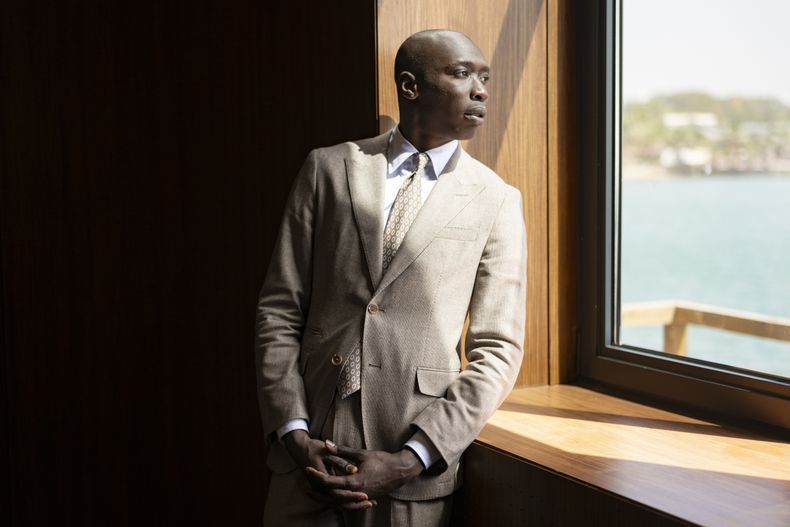 FILE - El astro de TikTok Khaby Lame posa para una fotografía después de ser nombrado Embajador de Buena Voluntad de UNICEF en Dakar, Senegal, el 31 de enero de 2025.(Foto AP/Sylvain Cherkaoui, File)