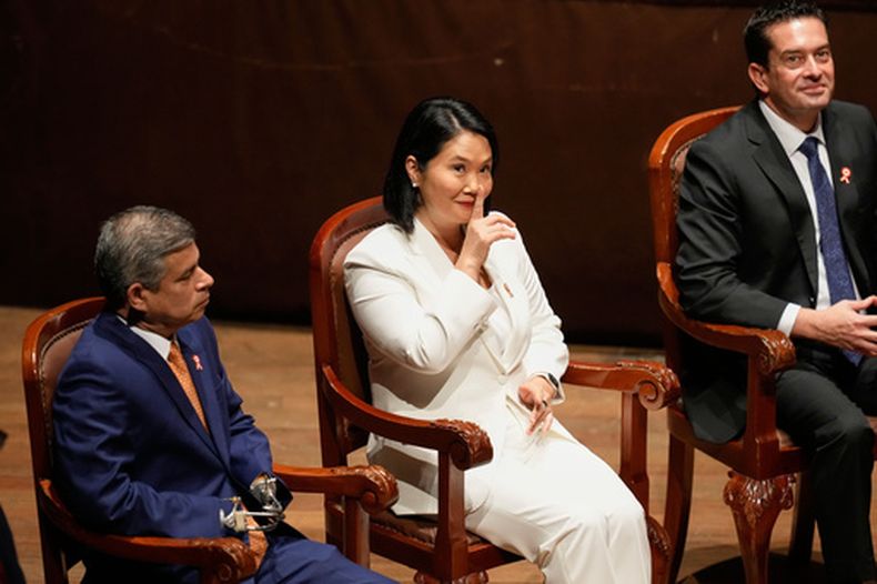 La presidenta electa de Perú, Keiko Fujimori, flanqueada por su primer vicepresidente, Luis Galarreta (izquierda), y su segundo vicepresidente, Miguel Ángel Torres, pide silencio a sus seguidores durante la ceremonia de entrega de sus credenciales por parte de la Junta Nacional Electoral, el miércoles 15 de julio de 2026, en Lima, Perú. (AP Foto/Martín Mejía)
