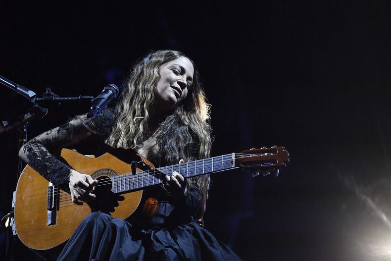 ARCHIVO - La cantante mexicana Natalia Lafourcade se presenta en la Concha Acústica de Bello Monte en Caracas, Venezuela, el 22 de agosto de 2023. (Foto AP/Matias Delacroix, archivo)