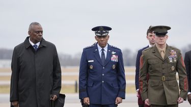 Izquierda a derecha, secretario de Defensa de EEUU Lloyd Austin, Jefe de Estado Mayor Conjunto, general CQ Brown y sargento mayor de Marines, Troy E. Black, observan el traslado de restos de tres soldados muertos en un ataque de dron en Jordania, en la base aérea Dover, Delaware, EEUU, 2 de febrero de 2024. (AP Foto/Alex Brandon)