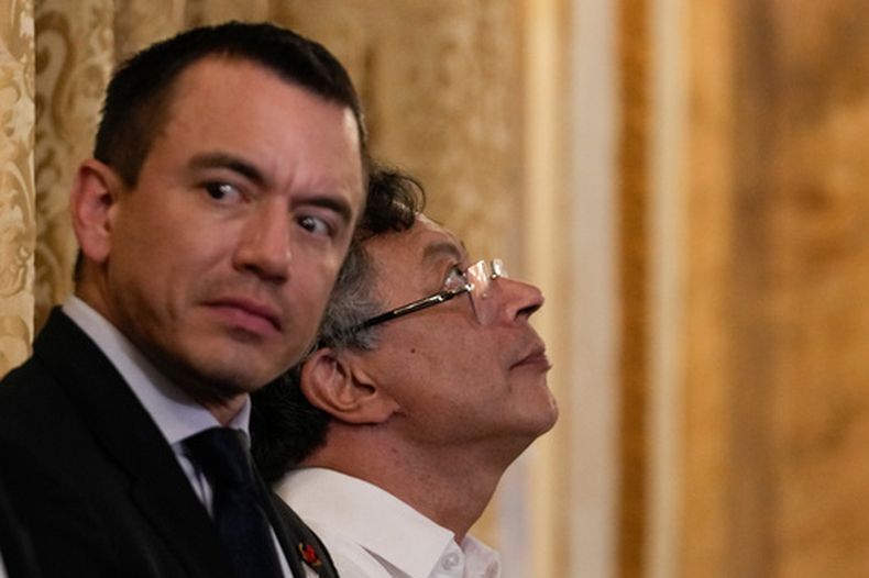 ARCHIVO - El presidente colombiano Gustavo Petro, a la derecha, y el presidente ecuatoriano Daniel Noboa asisten a una ceremonia de condecoración del presidente brasileño en el palacio presidencial de Ciudad de Panamá, el 28 de enero de 2026. (AP Foto/Matías Delacroix, Archivo)