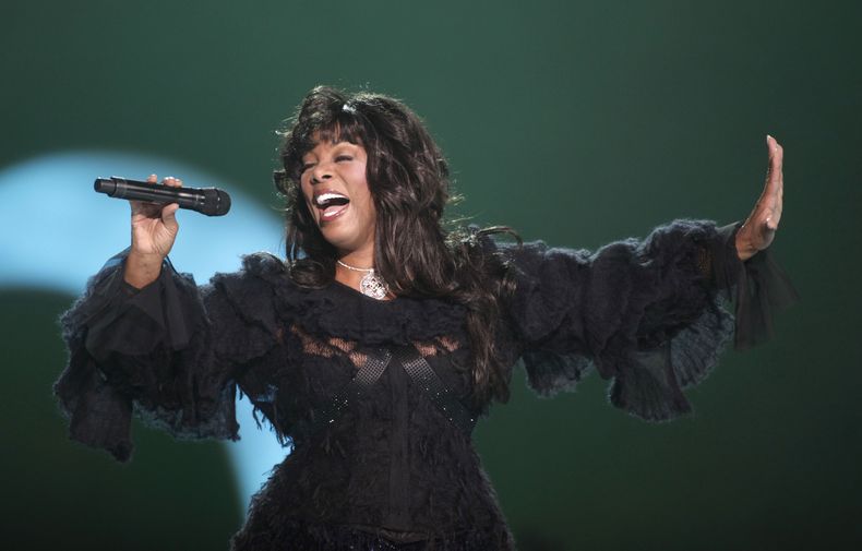 ARCHIVO - Donna Summer durante su presentación en el concierto del Premio Nobel de la Paz el 11 de diciembre de 2009, en Oslo, Noruega. Los herederos de Donna Summer demandaron a Ye y Ty Dolla $ign por el supuesto uso ilegal de la canción clásica de Summer de 1977 I Feel Love en el nuevo tema Good (Dont Die). (Foto AP/John McConnico, archivo)
