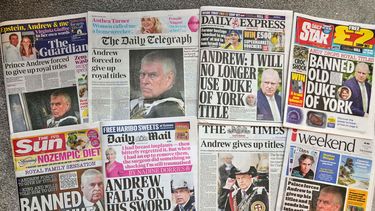 Una selección de periódicos nacionales británicos que muestran las portadas y su reacción al anuncio del Príncipe Andrés de que renunciará a su título de Duque de York y a la Orden de la Jarretera, en medio de problemas actuales en su vida personal, en Londres, el sábado 18 de octubre de 2025. (Foto AP/Alastair Grant)