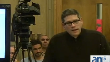 americateve | Michel Escoto, el hombre acusado de asesinar a su esposa para cobrar un seguro, perdió hoy nuevamente los estribos en la corte donde funge como su propio abogado.