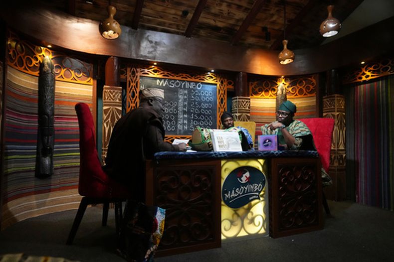 Un concursante participa en un programa de juegos llamado Masoyinbo —que se traduce como No hables inglés—, el lunes 27 de julio de 2026, en Lagos, Nigeria. (AP Foto/Sunday Alamba)