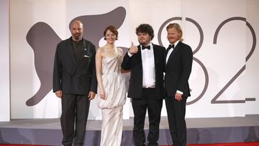 El director Yorgos Lanthimos, de izquierda a derecha, Emma Stone, Aidan Delbis y Jesse Plemons posan en la alfombra roja de la película Bugonia durante la 82a edición del Festival de Cine de Venecia en Venecia, Italia, el jueves 28 de agosto de 2025. (Foto Alessandra Tarantino/Invision/AP)