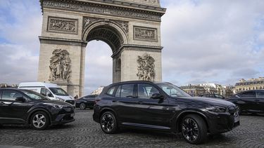 ARCHIVO - Algunas camionetas SUV circulan en los Campos Elíseos frente al Arco del Triunfo, el miércoles 31 de enero de 2024, en París. (AP Foto/Michel Euler, Archivo)