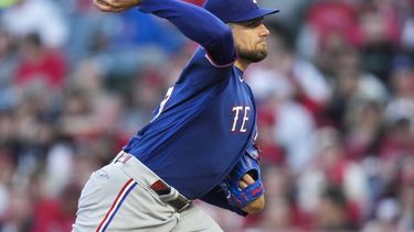 Nathan Eovaldi, abridor de los Rangers de Texas, hace un lanzamiento en el duelo ante los Angelinos de Los Ángeles, el sábado 6 de mayo de 2023 (AP Foto/Jae C. Hong)