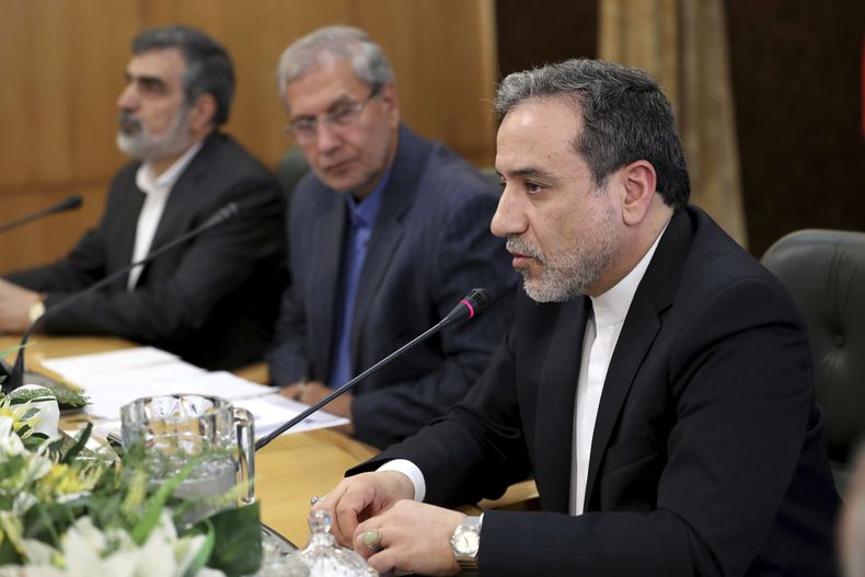 ARCHIVO - El viceministro iraní de Exteriores, Abbas Araghchi, a la derecha, habla en una conferencia de prensa en Teherán, Irán, el 7 de julio de 2019. El presidente de Irán, Masoud Pezeshkian, propuso el domingo 11 de agosto de 2024 , propuso al exnegociador nuclear Abbas Araghchi como nuevo ministro de Exteriores del país. (AP Foto/Ebrahim Noroozi)