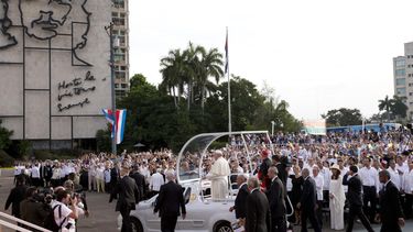 papa se reune con fidel castro tras advertir sobre ideologia