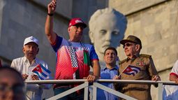 ARCHIVO – El presidente de Cuba Miguel Diaz-Canel ondea una bandera cubana mientras mira el desfile del Día del Trabajo junto a Raúl Castro, segundo de derecha a izquierda, y Raul Guillermo Rodríguez Castro, nieto de Raúl Castro, en la Plaza de la Revolución en La Habana, el 1 de mayo de 2025. (AP Foto/Ramon Espinosa, Archivo)