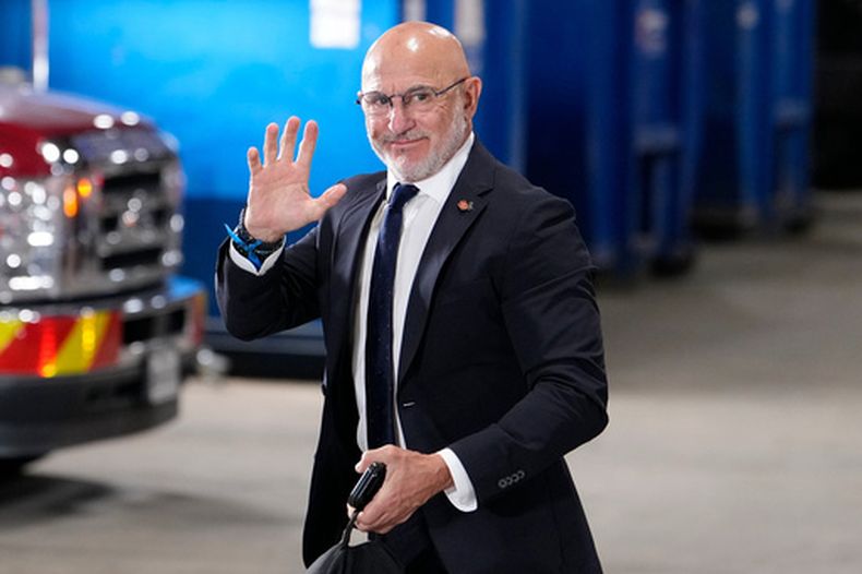 ARCHIVO - El técnico de España Luis de la Fuente llega al estadio previo al partido contra Francia en las semifinales del Mundial, el martes 14 de julio de 2026, en Arlington, Texas. (AP Foto/Tony Gutiérrez)