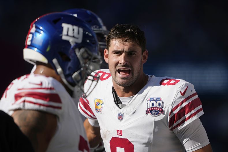 El quarterback de los Giants de Nueva York, Daniel Jones (8) celebra luego de concretar un pase de touchdown para 30 yardas durante la segunda mitad del juego de NFL ante los Seahawks de Seattle, el domingo 6 de octubre de 2024, en Seattle. (AP Foto/Lindsey Wasson)