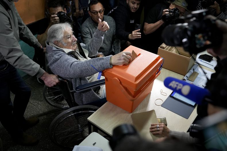El expresidente José “Pepe” Mujica emite su voto en una urna durante una jornada para elegir presidente, vicepresidente, senadores y diputados, en Montevideo, Uruguay, el domingo 27 de octubre de 2024. (AP Foto/Natacha Pisarenko)