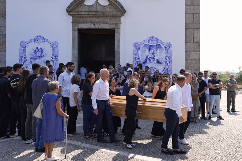 Los ataúdes de Diogo Jota y su hermano André Silva son sacados de la iglesia durante su funeral en Gondomar, cerca de Oporto, Portugal, el sábado 5 de julio de 2025. (AP Foto/Manu Fernández)