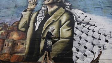 americateve | El palestino Hanadi Kharma pinta un mural del fallecido dirigente palestino Yaser Arafat en la ciudad de Naplusa, Cisjordania, el jueves 7 de noviembre de 20213. Un investigador palestino afirma que Israel es el "&uacute;nico sospechoso" en la m