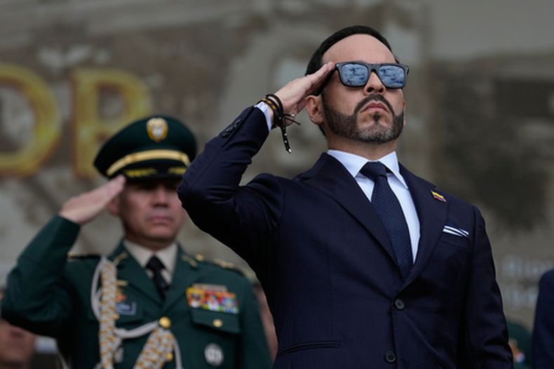 El presidente de Colombia, Abelardo de la Espriella, preside una ceremonia de juramentación de la nueva cúpula militar del país, el miércoles 26 de agosto de 2026, en Bogotá. (AP Foto/Fernando Vergara)