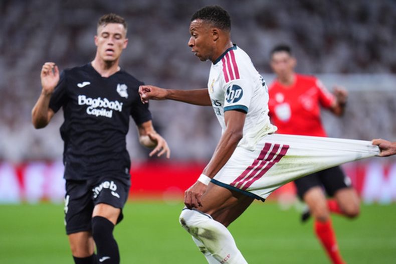 Jon Aramburu de la Real Sociedad agarra del pantalón a Kylian Mbappé del Real Madrid durante el partido de la Liga de España, el miércoles 26 de agosto de 2026, en Madrid. (AP Foto/Manu Fernández)