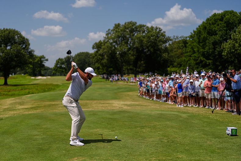 Scottie Scheffler efectúa su tiro de salida al hoyo 2 en la tercera ronda del St. Jude Championship, el sábado 15 de agosto de 2026, en Memphis, Tennessee (AP Foto/George Walker IV)