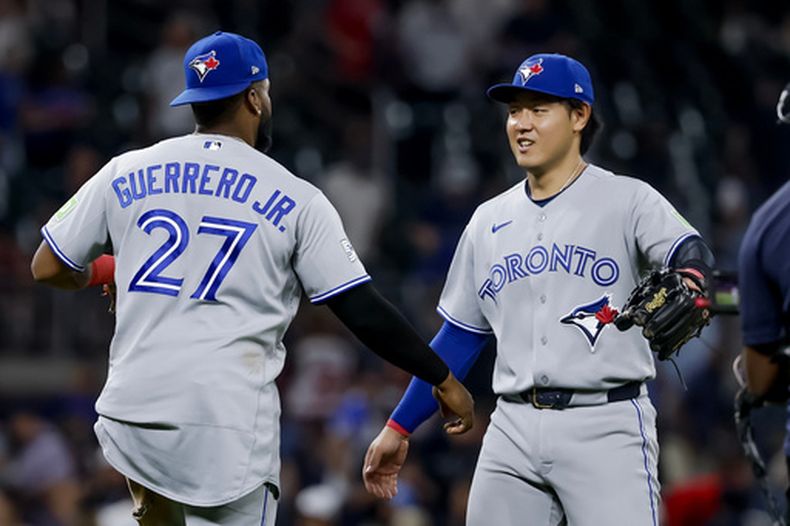 El dominicano Vladimir Guerrero Jr. festeja con Kazuma Okamoro, su compañero en los Azulejos de Toronto, luego de la victoria sobre los Bravos de Atlanta, el jueves 4 de junio de 2026 (AP Foto/Erik S. Lesser)