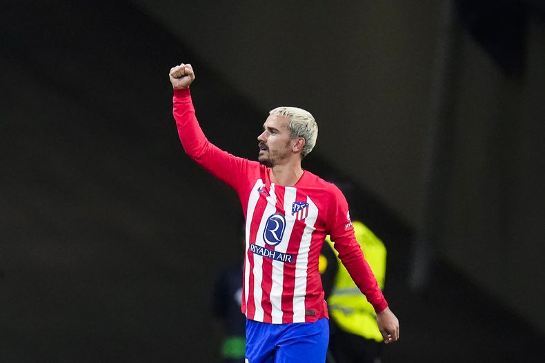 Antoine Griezmann celebra tras anotar el segundo gol del Atlético de Madrid ante el Real Madrid en la Liga española, el domingo 24 de septiembre de 2023. (AP Foto/Manu Fernández)