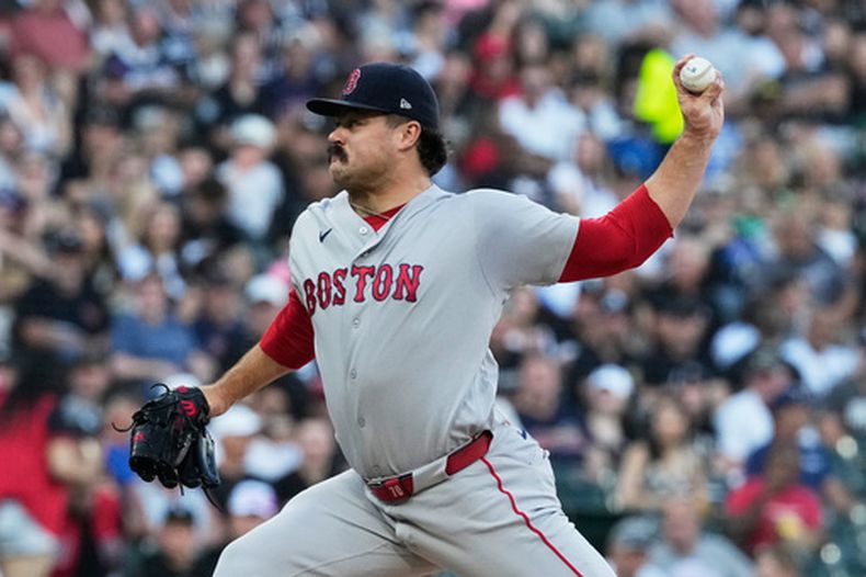 El lanzador abridor de los Medias Rojas de Boston, Payton Tolle, lanza contra los Medias Blancas de Chicago durante la primera entrada de un partido de béisbol en Chicago, el martes 7 de julio de 2026. (Foto AP/Nam Y. Huh)