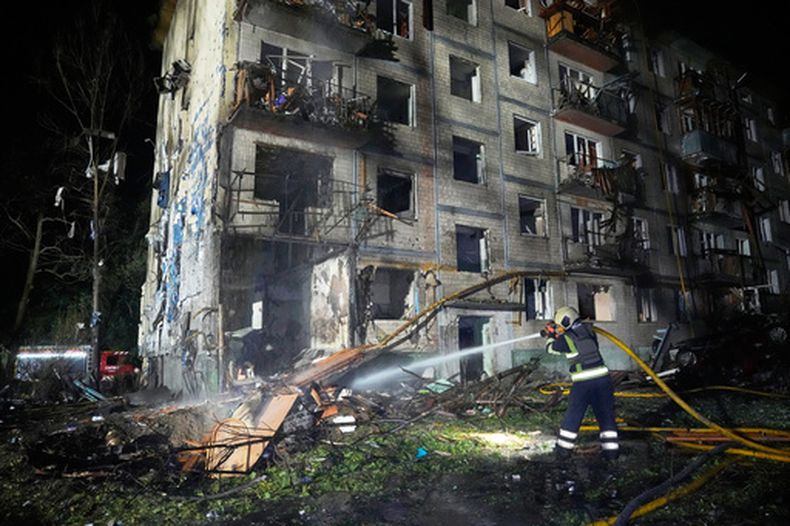 Personal de los servicios de emergencias extinguen un incendio tras un ataque ruso con misiles, en Kiev, Ucrania, el 1 de agosto de 2026. (AP Foto/Efrem Lukatsky)