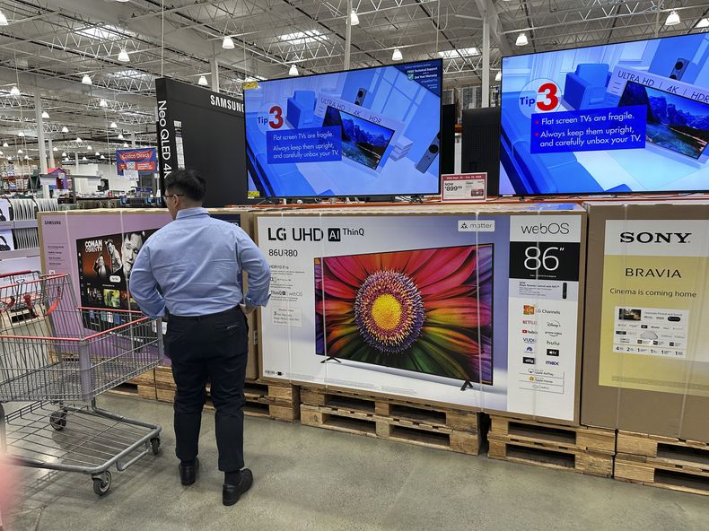 ARCHIVO – Un cliente mira los televisores en un almacén de Costco el 3 de octubre de 2024, en Timnath, Colorado. (AP Foto/David Zalubowski, Archivo)