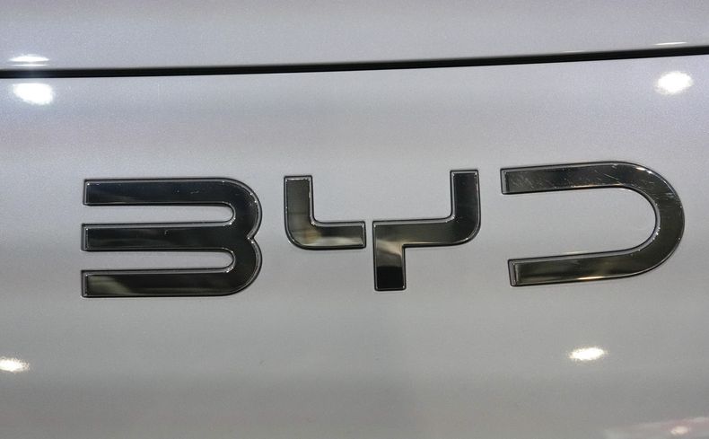 ARCHIVO - Esta fotografía del 15 de octubre de 2024 muestra el logotipo de la automotriz china BYD, en el Salón del Automóvil de París. (AP Foto/Michel Euler, archivo)