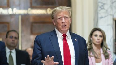 El expresidente Donald Trump habla tras salir del tribunal para tomar un descanso en la Corte Suprema de Nueva York, el jueves 7 de diciembre de 2023. (AP Foto/Eduardo Munoz Alvarez)