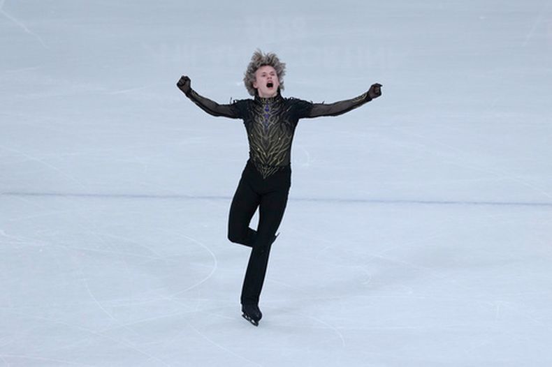 El estadounidense Ilia Malinin compite durante el evento por equipos masculino de patinaje artístico en los Juegos Olímpicos de Invierno de 2026, en Milán, Italia, el domingo 8 de febrero de 2026. (AP Photo/Natacha Pisarenko)