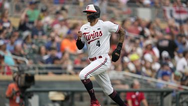 Carlos Correa, de los Mellizos de Minnesota, corre para anotar con un elevado de sacrificio de Byron Buxton durante la primera entrada del juego de béisbol en contra de los Reales de Kansas City, el lunes 3 de julio de 2023, en Minneapolis. (AP Foto/Abbie Parr)