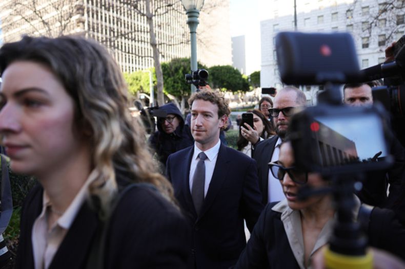 El director general de Meta, Mark Zuckerberg, llega a un juicio para determinar si las plataformas de redes sociales causan adicción y daño deliberado en menores de edad, el 18 de febrero de 2026, en Los Ángeles. (AP Foto/Ryan Sun, Archivo)