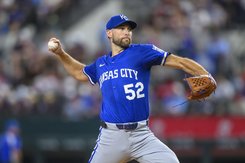 El lanzador Michael Wacha de los Reales de Kansas City lanza en la primera entrada de un partido de béisbol contra los Rangers de Texas, el jueves 19 de junio de 2025, en Arlington, Texas. (AP Foto/Albert Pena)