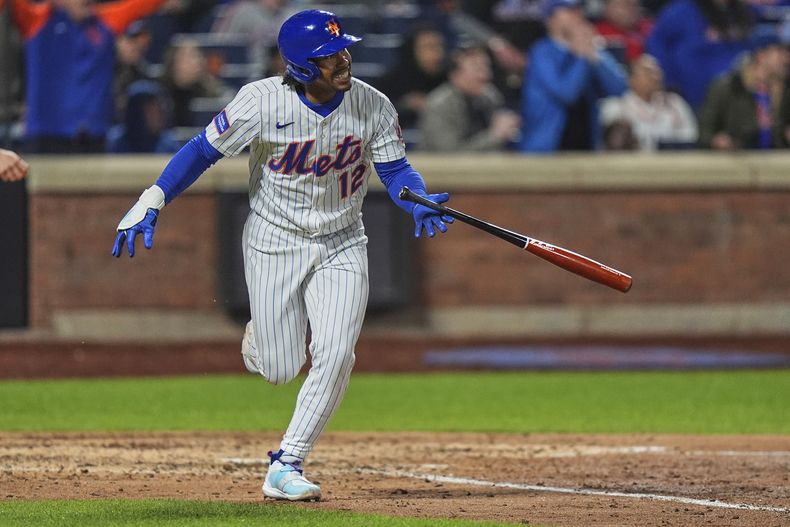 Francisco Lindor (12), de los Mets de Nueva York, reacciona mientras comienza a correr las bases después de batear un cuadrangular de tres carreras durante la séptima entrada del juego de béisbol de Grandes Ligas frente a los Filis de Filadelfia, el lunes 21 de abril de 2025, en Nueva York. (AP Foto/Frank Franklin II)