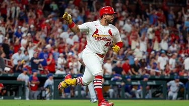 El panameño Iván Herrera, de los Cardenales de San Luis, corre al conectar un doblete frente a los Cachorros de Chicago, el miércoles 29 de julio de 2026 (AP Foto/Scott Kane)