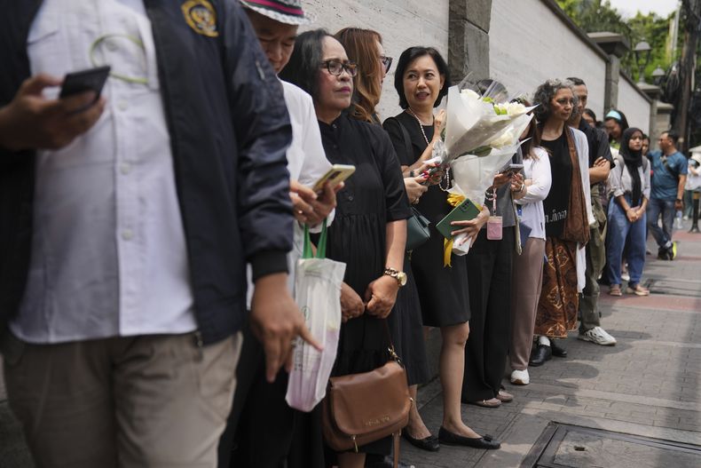 Varias personas hacen fila para entrar a la Nunciatura Apostólica para presentar sus condolencias por la muerte del papa Francisco, en Yakarta, Indonesia, el 22 de abril de 2025. (AP Foto/Dita Alangkara)