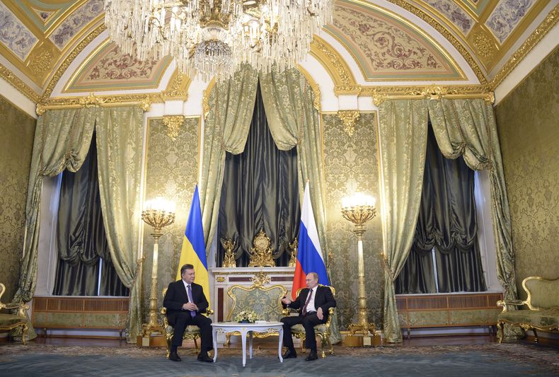 El presidente ruso Vladimir Putin, a la derecha, y su contraparte ucraniano Viktor Yanukovych hablan en Mosc&uacute;, el martes 17 de diciembre de 2013. (Foto AP/Alexander Nemenov, pool)