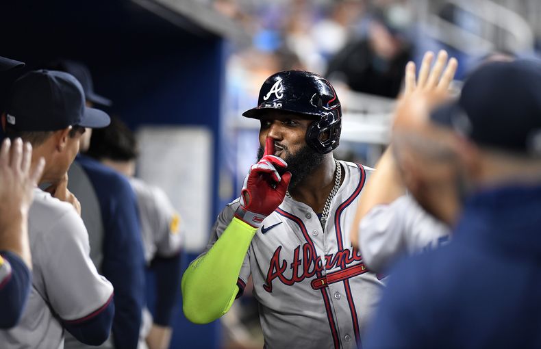 El bateador designado dominicano de los Bravos de Atlanta Marcell Ozuna celebra luego de conectar un jonrón en la novena entrada del juego de béisbol ante los Marlins de Miami, el viernes 12 de abril de 2024, en Miami. (AP Foto/Michael Laughlin)