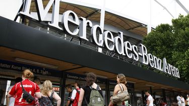 ARCHIVO - Aficionados ingresan al estadio Mercedes-Benz Arena previo a un amistoso entre Stuttgart y Arsenal, el miércoles 30 de julio de 2008 en Stuttgart. (AP Foto/Thomas Kienzle))