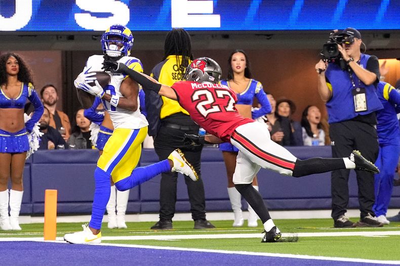 Davante Adams, receptor de los Rams de Los Ángeles, atrapa un pase de anotación frente a los Buccaneers de Tamba Bay, dejando atrás a Zyon McCollum (27) durante la primera mitad del partido de la NFL del domingo 23 de noviembre de 2025, en Inglewood, California. (AP Foto/Mark J. Terrill)