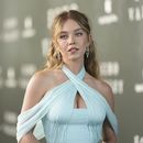 ARCHIVO - Sydney Sweeney posa para los fotógrafos a su llegada al estreno de la película Echo Valley el 10 de junio de 2025 en Londres. (Foto Scott A Garfitt/Invision/AP, archivo)