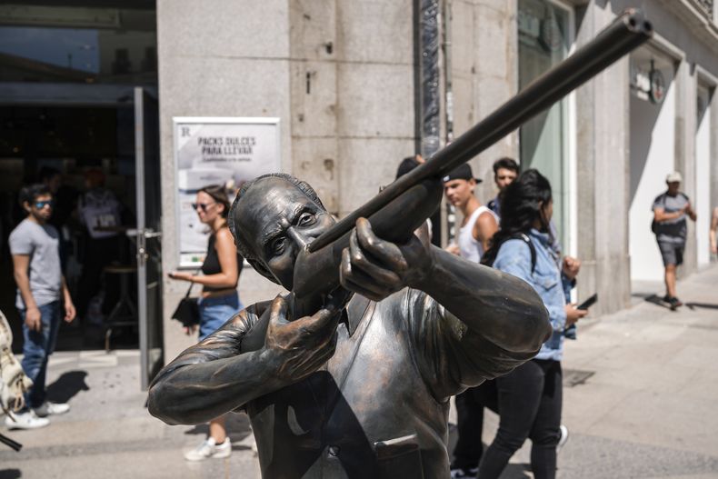 Una estatua del rey emérito de España Juan Carlos I con un rifle de caza, del escultor chileno Nicolás Miranda, en la plaza de Puerta del Sol de Madrid, el 25 de abril de 2023. La escultura fue retirada por las autoridades, ya que el artista no tenía permiso para colocarla allí. (Diego Radames/Europa Press via AP)